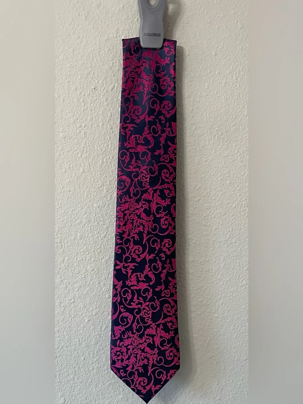 Hisdern Tie  Men's Floral Scroll Tie - Navy and Fuchsia